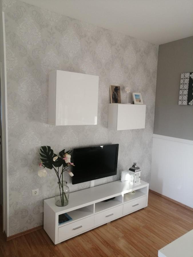 Apartments Karla I Ivano Мандре Екстер'єр фото
