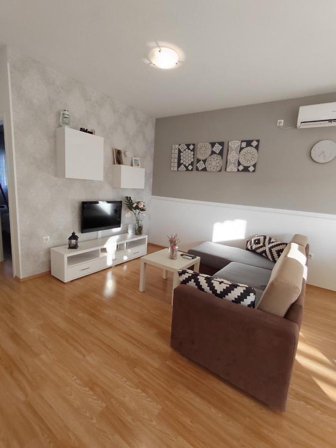 Apartments Karla I Ivano Мандре Екстер'єр фото