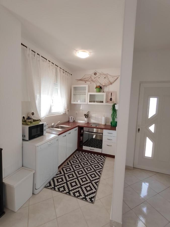 Apartments Karla I Ivano Мандре Екстер'єр фото