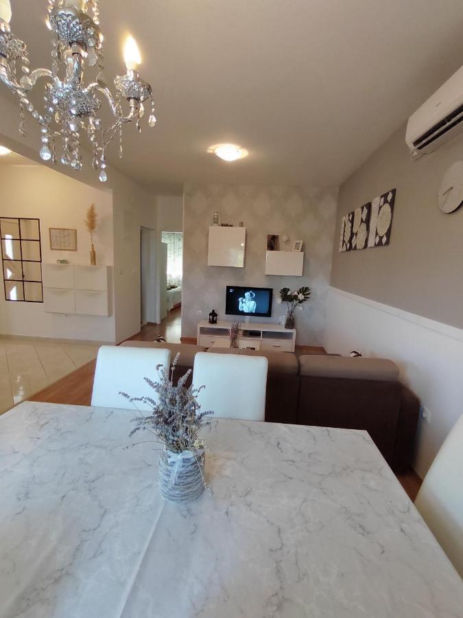 Apartments Karla I Ivano Мандре Екстер'єр фото