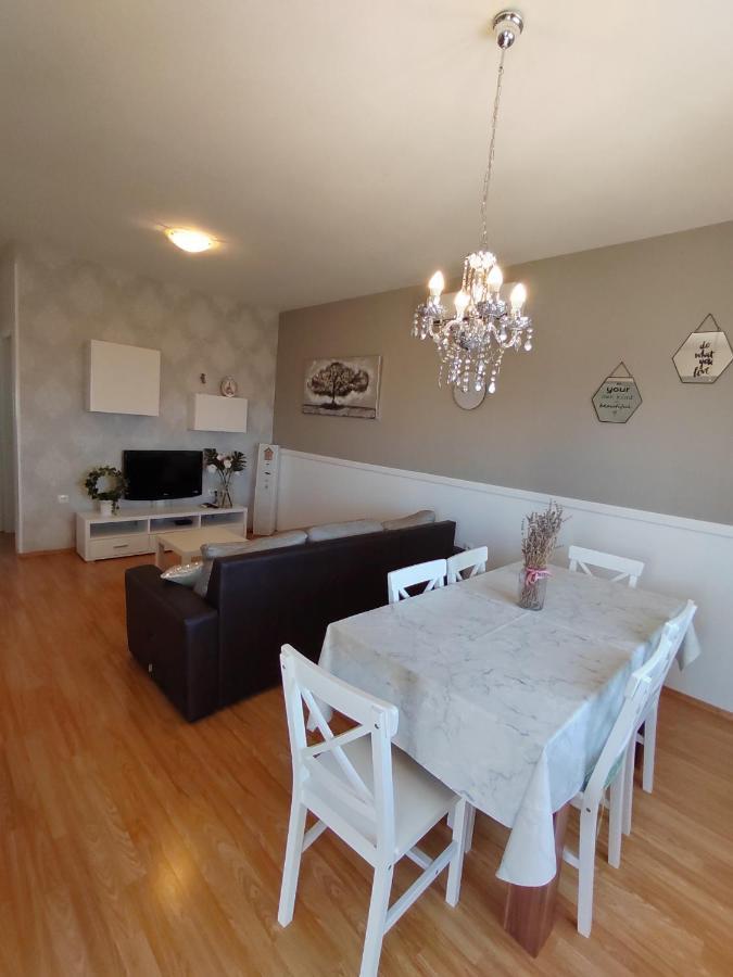 Apartments Karla I Ivano Мандре Екстер'єр фото