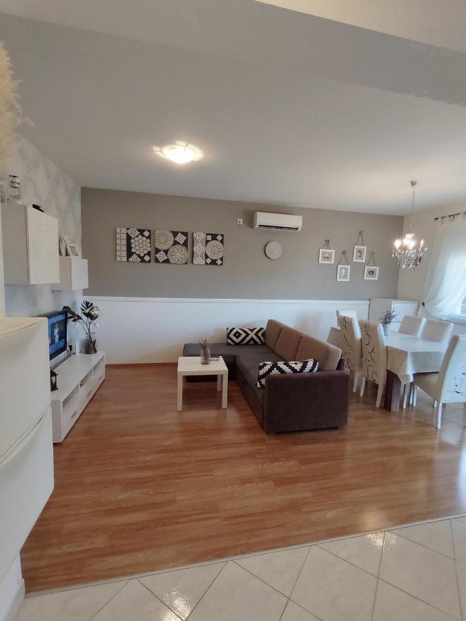 Apartments Karla I Ivano Мандре Екстер'єр фото