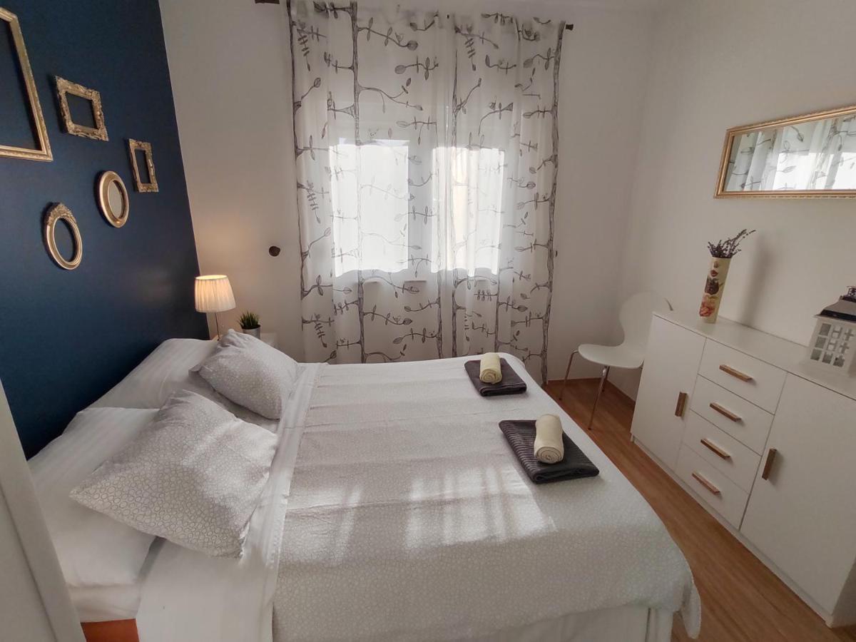 Apartments Karla I Ivano Мандре Екстер'єр фото