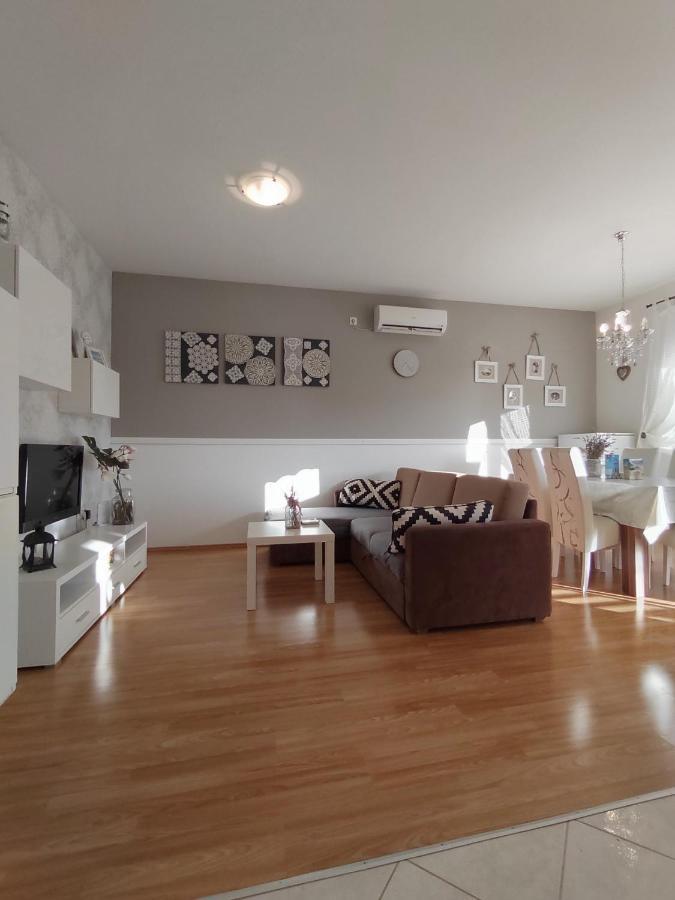 Apartments Karla I Ivano Мандре Екстер'єр фото