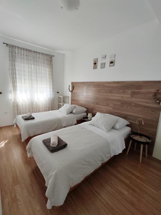 Apartments Karla I Ivano Мандре Екстер'єр фото
