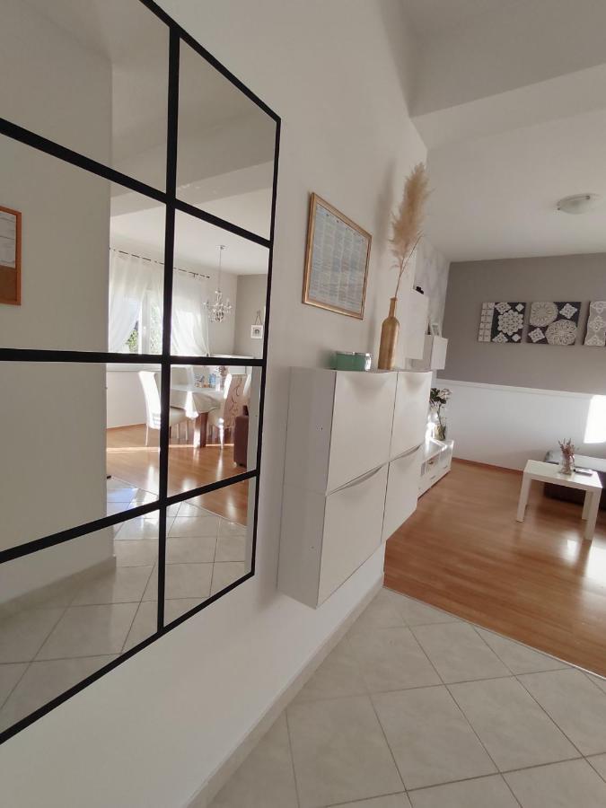 Apartments Karla I Ivano Мандре Екстер'єр фото