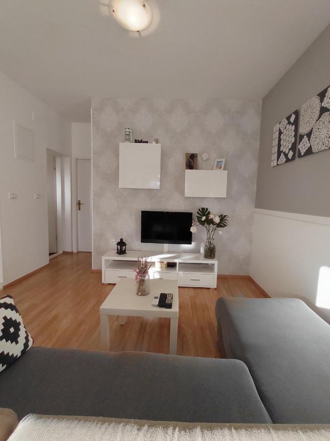 Apartments Karla I Ivano Мандре Екстер'єр фото