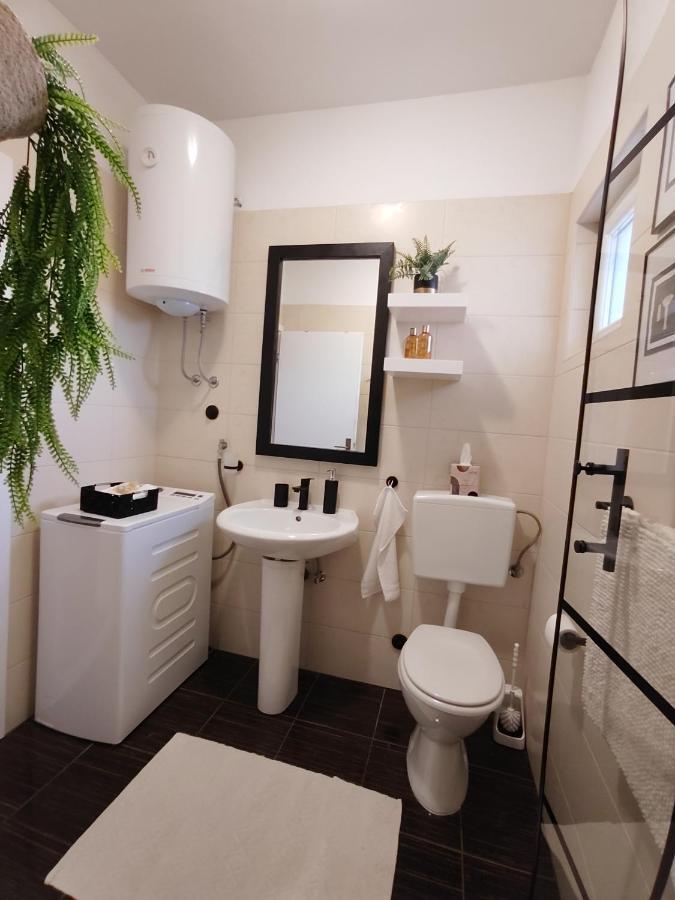 Apartments Karla I Ivano Мандре Екстер'єр фото