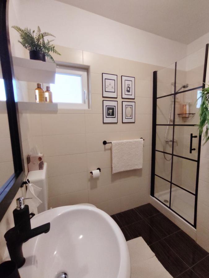 Apartments Karla I Ivano Мандре Екстер'єр фото