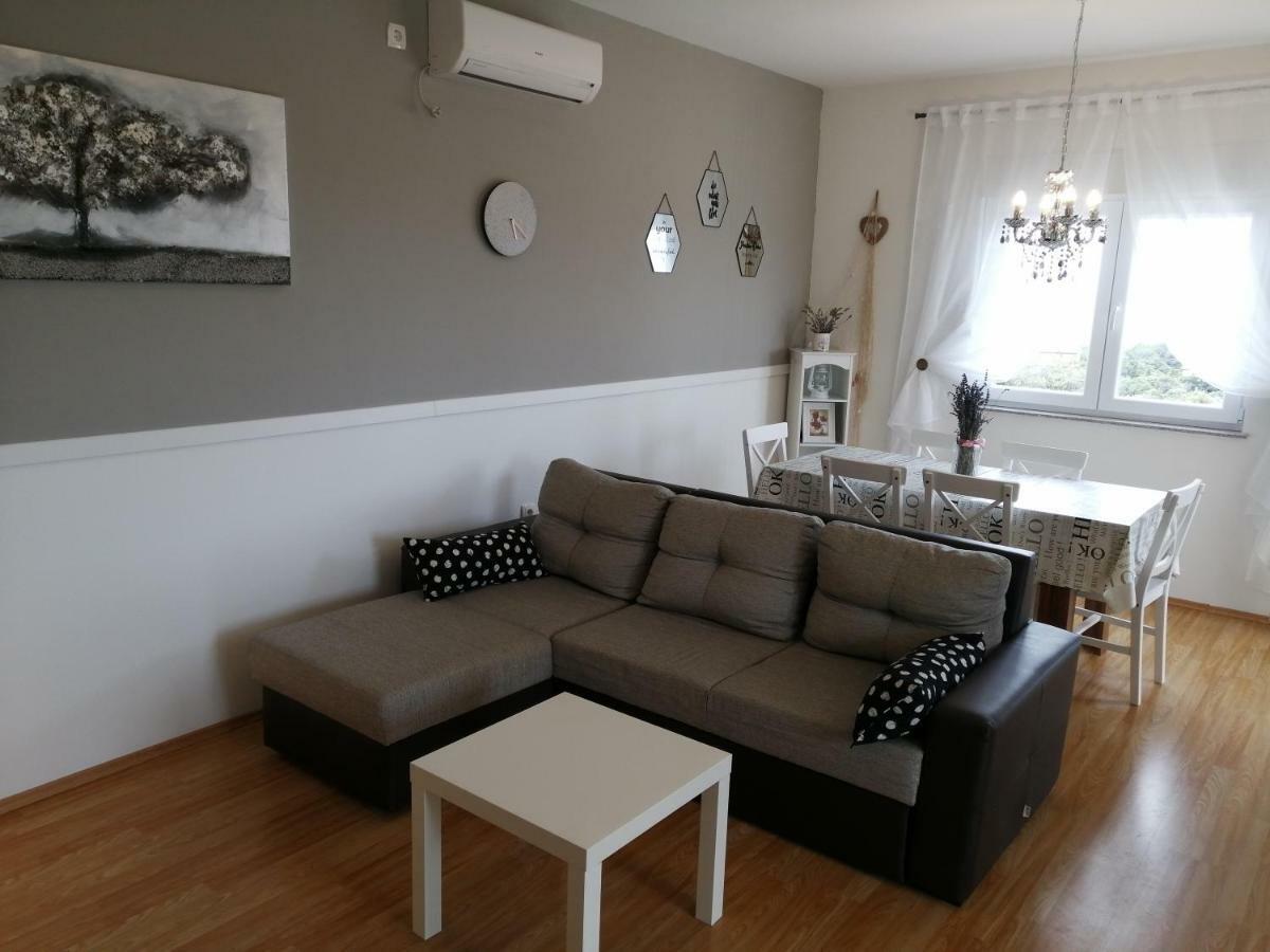 Apartments Karla I Ivano Мандре Екстер'єр фото